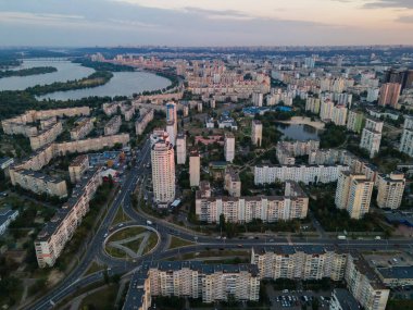 Kiev metropolünün yoğun nüfuslu uyuma alanının havadan görüntüsü.