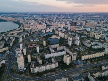 Kiev metropolünün yoğun nüfuslu uyuma alanının havadan görüntüsü.
