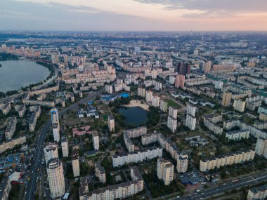 Kiev metropolünün yoğun nüfuslu uyuma alanının havadan görüntüsü.