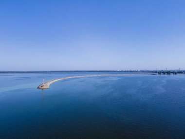 Şehrin yakınındaki nehrin havadan görüntüsü.