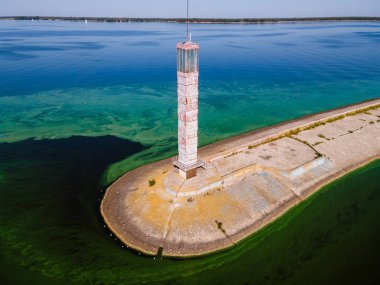 Deniz fenerinin alg çiçekleriyle çevrili havadan görünüşü