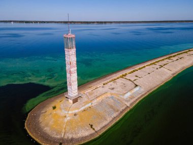 Deniz fenerinin alg çiçekleriyle çevrili havadan görünüşü
