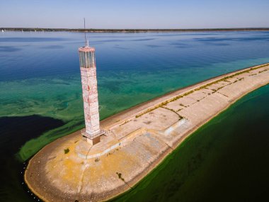 Deniz fenerinin alg çiçekleriyle çevrili havadan görünüşü