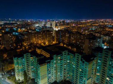 Gece Kiev 'deki Obolon bölgesinin hava görüntüsü