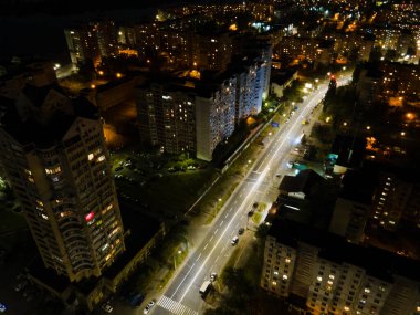 Gece Kiev 'deki Obolon bölgesinin hava görüntüsü