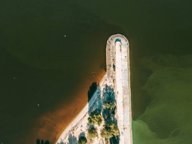 Nehir kıyısındaki beton iskelenin havadan görünüşü
