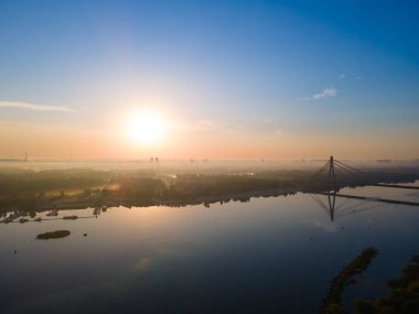 Kiev yakınlarındaki Dinyeper nehrinin hava görüntüsü.