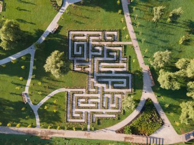 Parktaki çalıların labirentinin havadan görünüşü