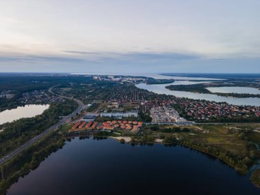 Kiev yakınlarındaki Dinyeper nehrinin hava görüntüsü.