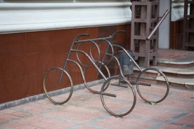 Şehirdeki caddelerde bisiklet park etmek.