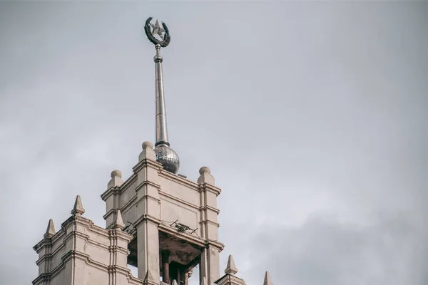 Σπίτι Σπιρτόζα Στο Στυλ Της Σταλινικής Αυτοκρατορίας Στο Κέντρο Του — Φωτογραφία Αρχείου