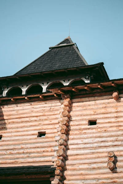 Widok Drewnianej Średniowiecznej Twierdzy Godzinach Popołudniowych — Zdjęcie stockowe