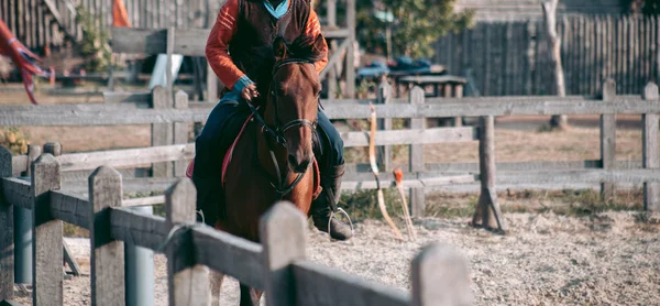 Homem Cavalo Roupas Medievais — Fotografia de Stock