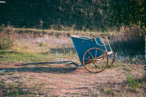 Modrý Starověký Vůz Žlutými Koly — Stock fotografie