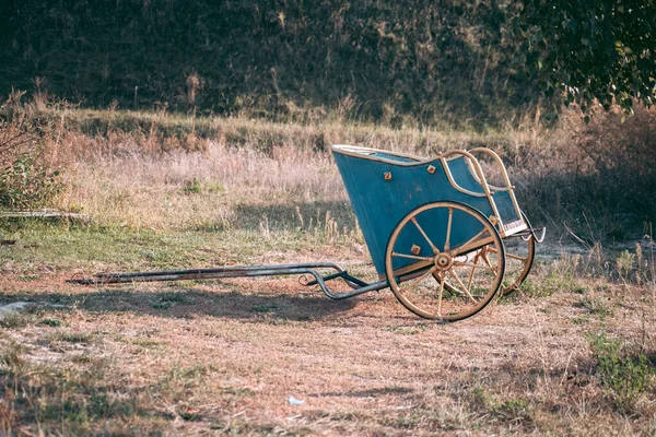 Carruagem Antiga Azul Com Rodas Amarelas — Fotografia de Stock