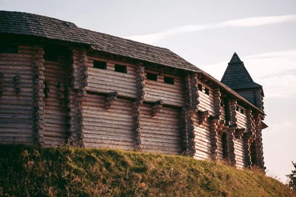Widok Drewnianej Średniowiecznej Twierdzy Godzinach Popołudniowych — Zdjęcie stockowe