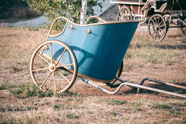 Modrý Starověký Vůz Žlutými Koly — Stock fotografie