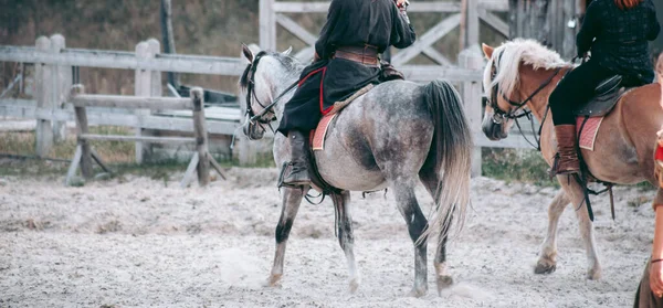 Homem Cavalo Roupas Medievais — Fotografia de Stock