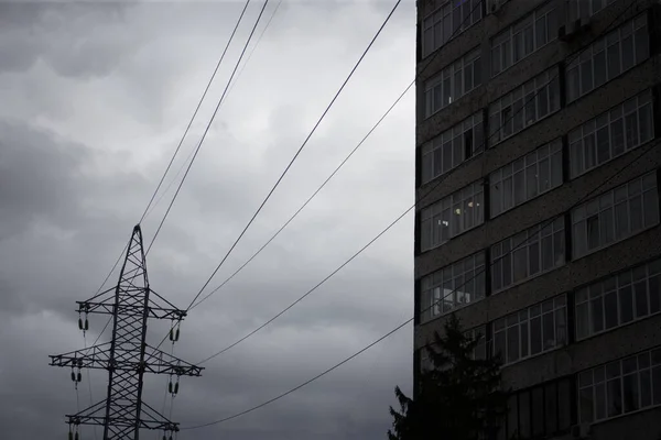 도시에 전기를 공급하는 — 스톡 사진