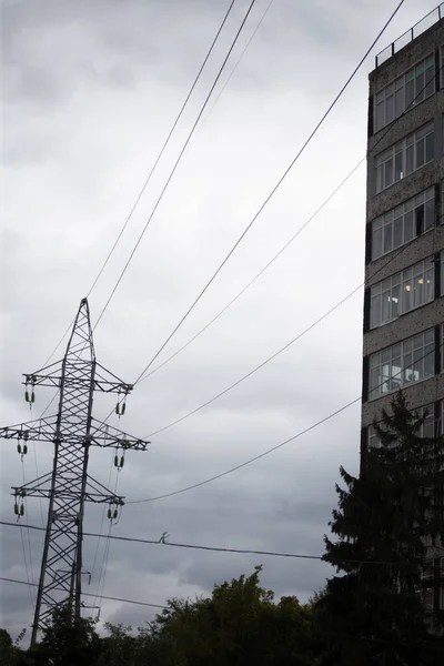 市に電力を供給するためのワイヤ — ストック写真