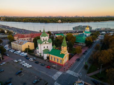 Gün batımında büyük şehrin hava manzarası