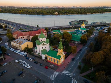 Gün batımında büyük şehrin hava manzarası