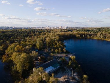 Kiev City 'deki taze dinyeper nehrinin havadan görüntüsü.