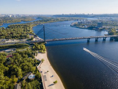 Kiev City 'deki taze dinyeper nehrinin havadan görüntüsü.