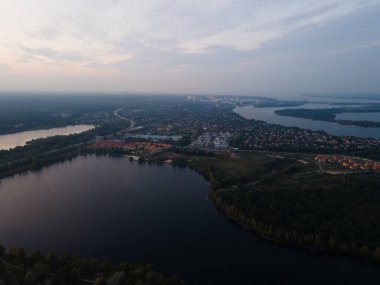 Kiev City 'deki taze dinyeper nehrinin havadan görüntüsü.