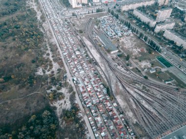 İstasyondaki tren raylarının hava görüntüsü.
