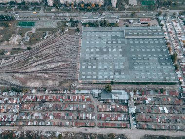 İstasyondaki tren raylarının hava görüntüsü.