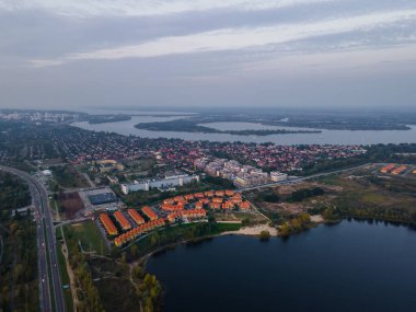 Kiev City 'deki taze dinyeper nehrinin havadan görüntüsü.