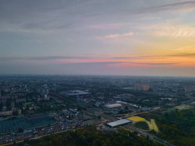 Kiev City 'deki taze dinyeper nehrinin havadan görüntüsü.