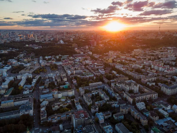 Luchtfoto Van Grote Stad Bij Zonsondergang — Stockfoto