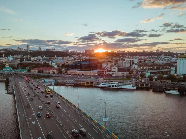 Flygfoto Över Storstaden Vid Solnedgången — Stockfoto