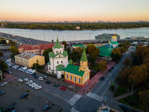 Gün batımında büyük şehrin hava manzarası