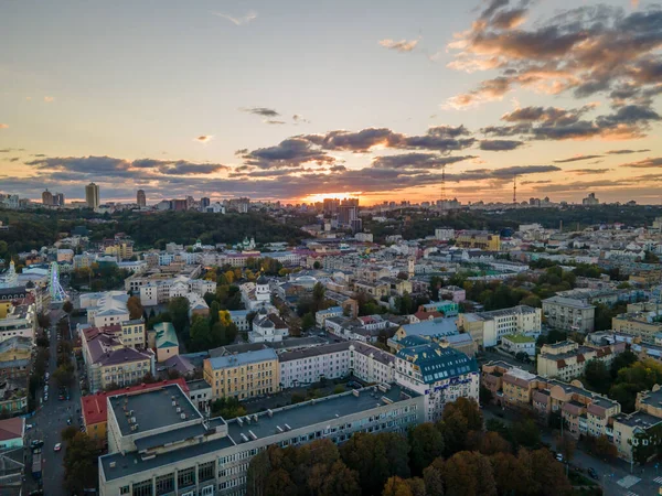 Gün batımında büyük şehrin hava manzarası