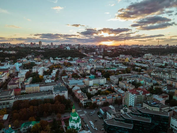 夕暮れ時の大都市の空中風景 — ストック写真