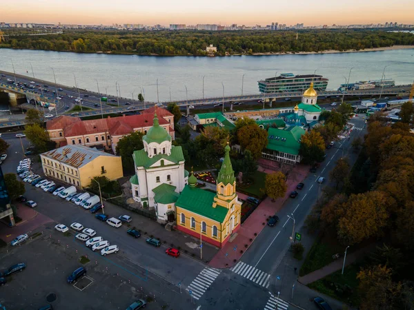 Gün batımında büyük şehrin hava manzarası