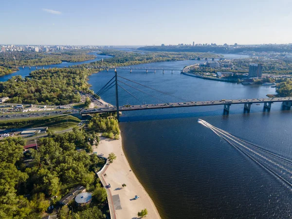 Kiev City 'deki taze dinyeper nehrinin havadan görüntüsü.