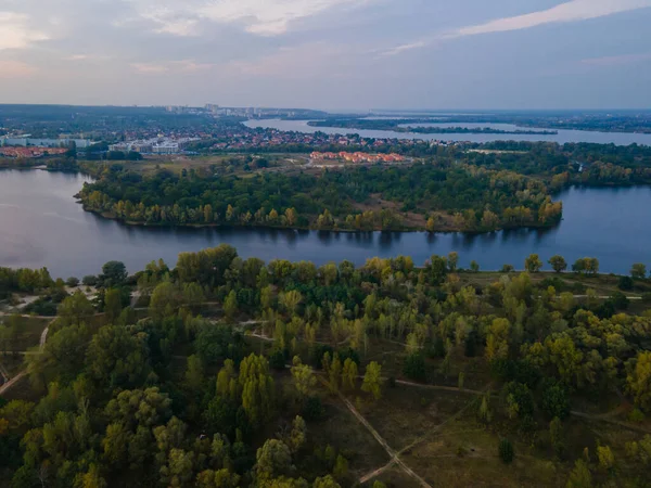 Kiev City 'deki taze dinyeper nehrinin havadan görüntüsü.