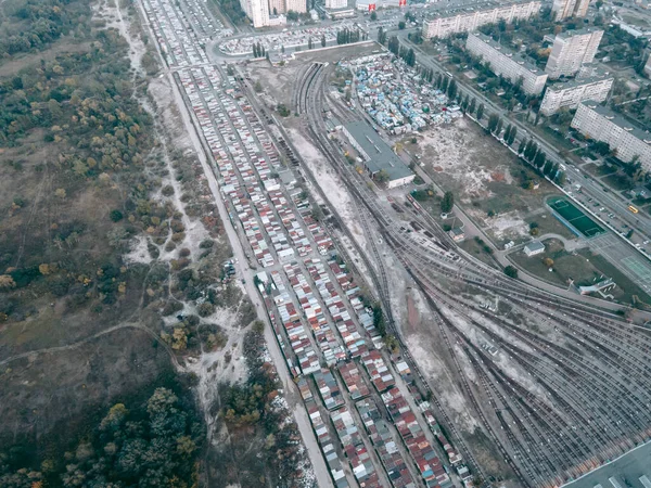 İstasyondaki tren raylarının hava görüntüsü.