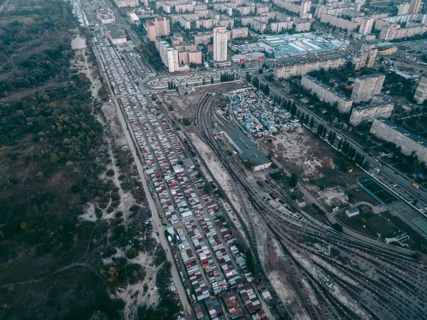 İstasyondaki tren raylarının hava görüntüsü.