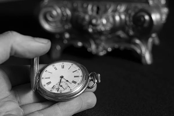 Una Mano Con Vecchio Orologio Tasca Bianco Nero — Foto Stock