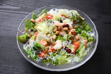 Taze karides ve fasulye salatası.