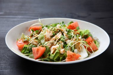 Domates salatalı tavuk.