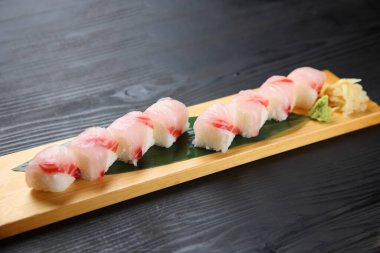 Taze kırmızı balık ezilmiş suşi.