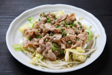 Japon kızartması et ve sebze.