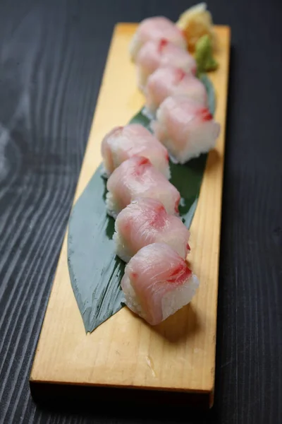 新鮮な赤スナッパー押し寿司 — ストック写真