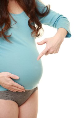  Hamile kadın karnını işaret ediyor.